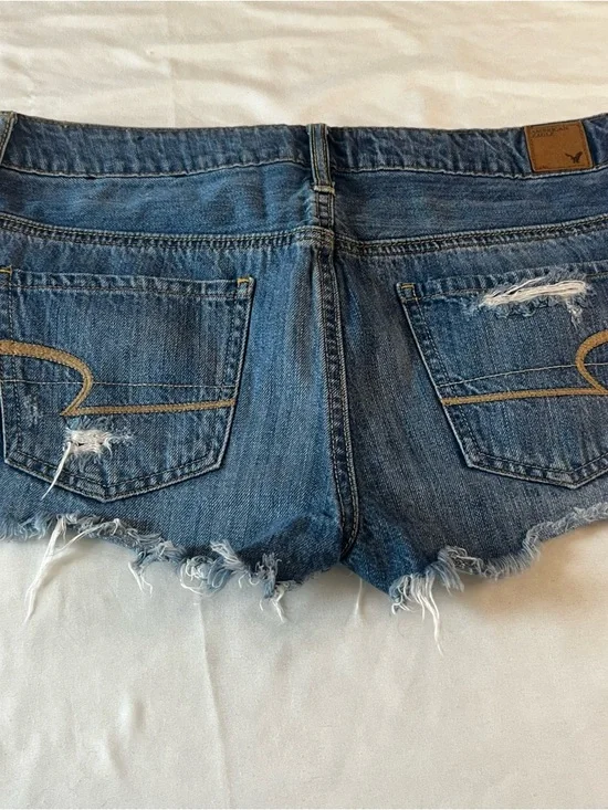 American Eagle Distressed Denim Shorts Size 6 2.5” Inseam Cutoff - Picture 2 of 6